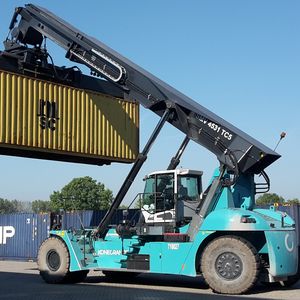 Alpherium terminal - Flow Drive reach stacker