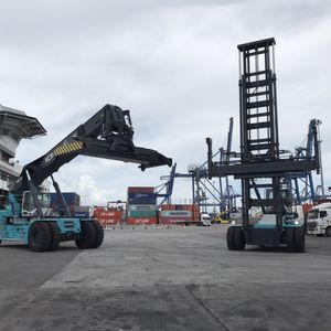 Thailand delivery_LCMT_empty container and reach stacker