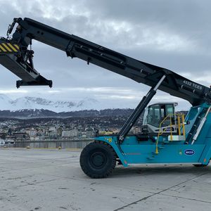 A new Konecranes reach stacker arrives at “the end of the world”_image