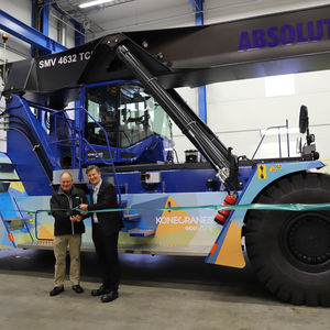 Absolut reach stacker hand over