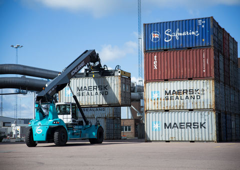 Reach stacker container handling - image